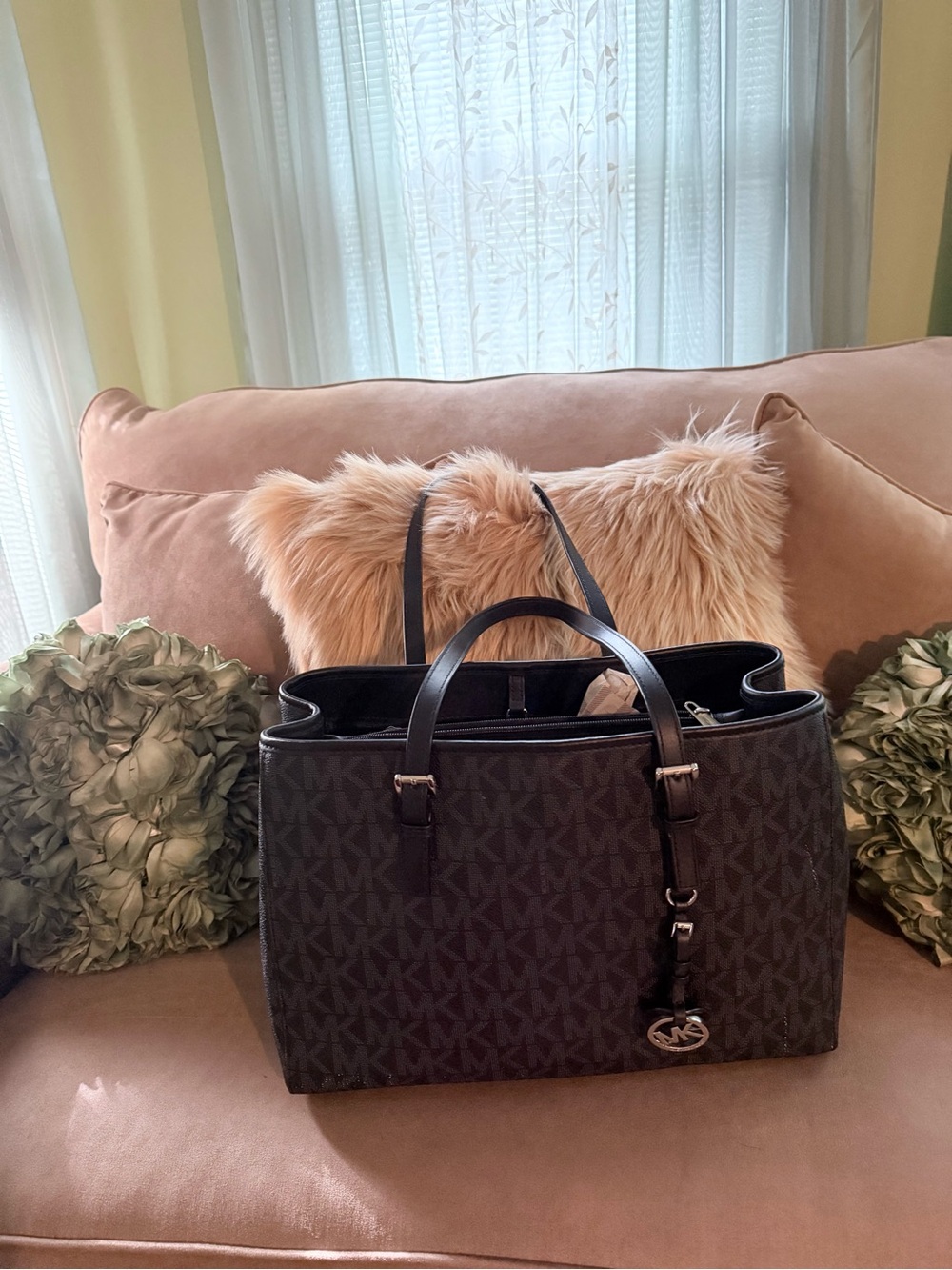 Michael Kors Black Signature Tote
Timeless and effortlessly chic!
